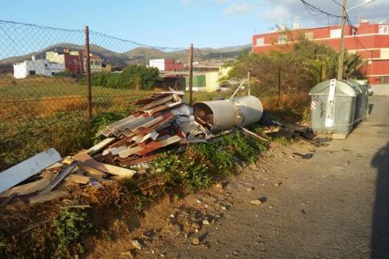 Restos de material con amianto en diversos puntos del municipio (Foto TA)